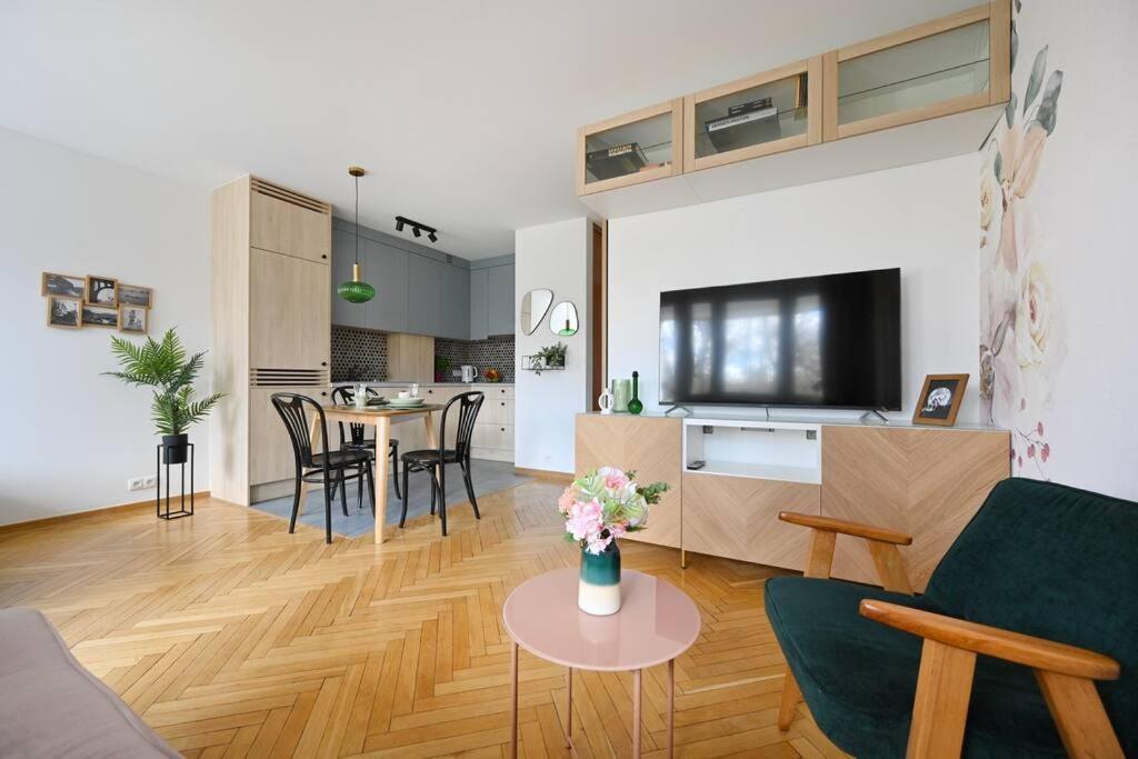 Apartment Powisle Solec Centre! Private Parking Warschau